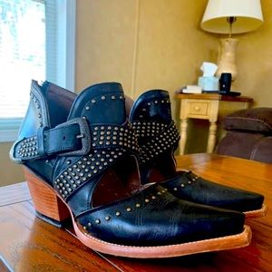 Womens Ariat Dixon Booties!! Worn once!